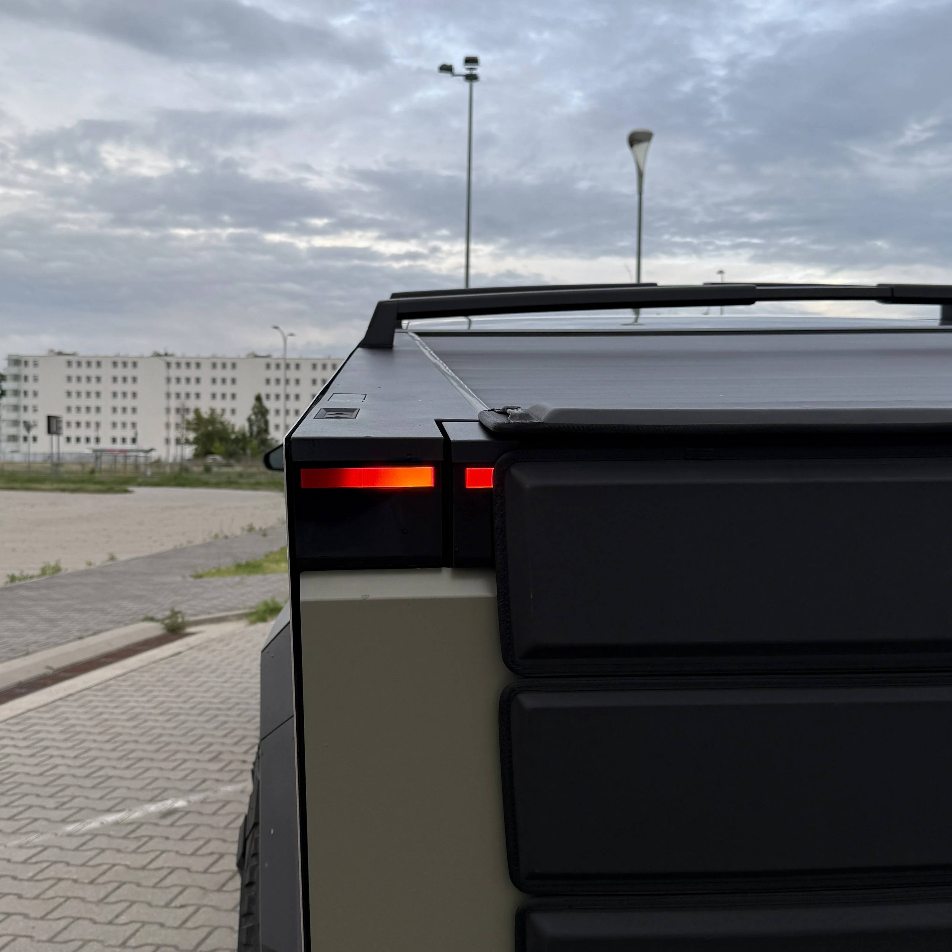 Konwersja świateł Cybertrucka - reflektory po adaptacji do norm UE