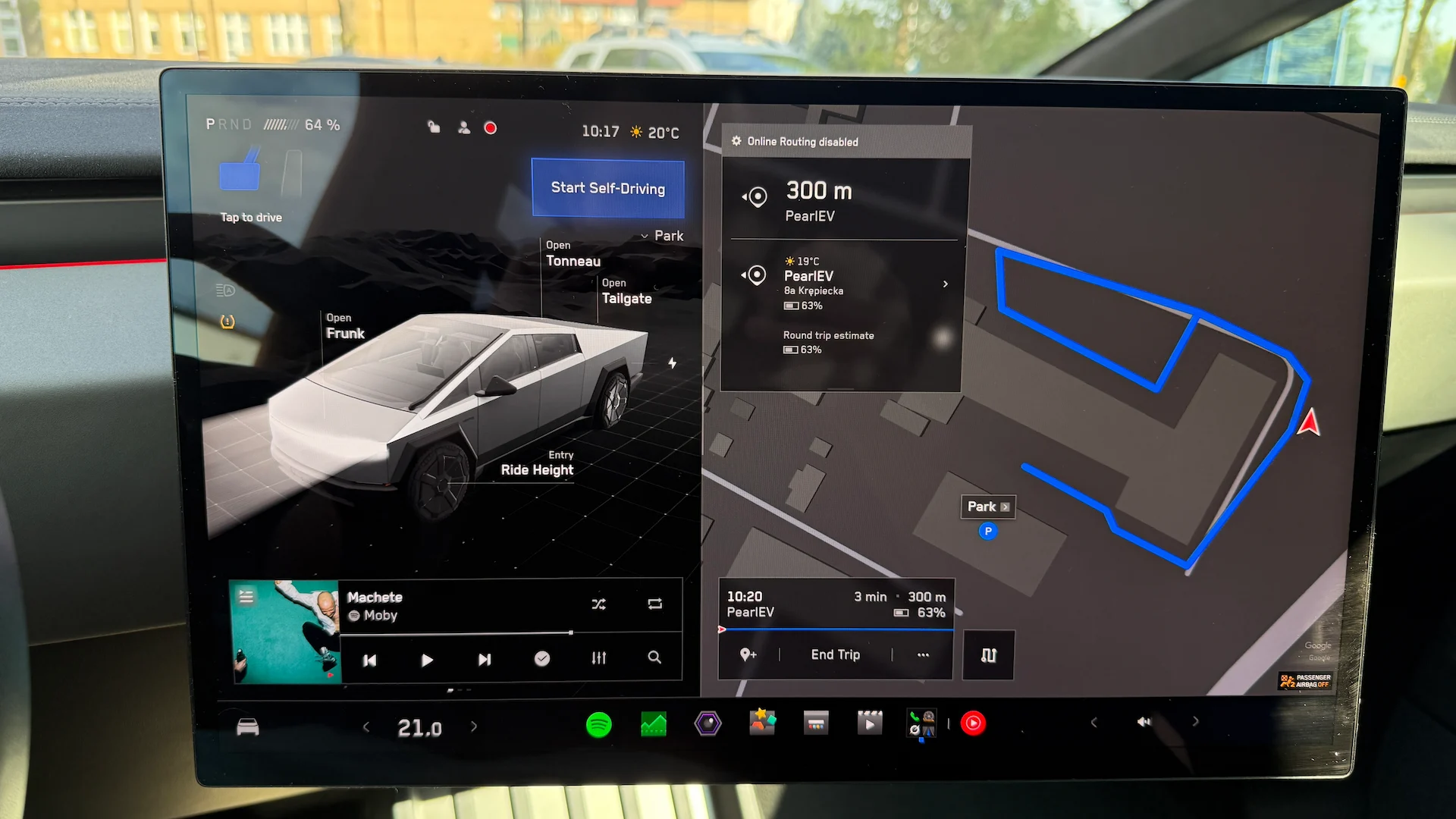 Ekran Cybertrucka z przyciskiem Start Self-Driving