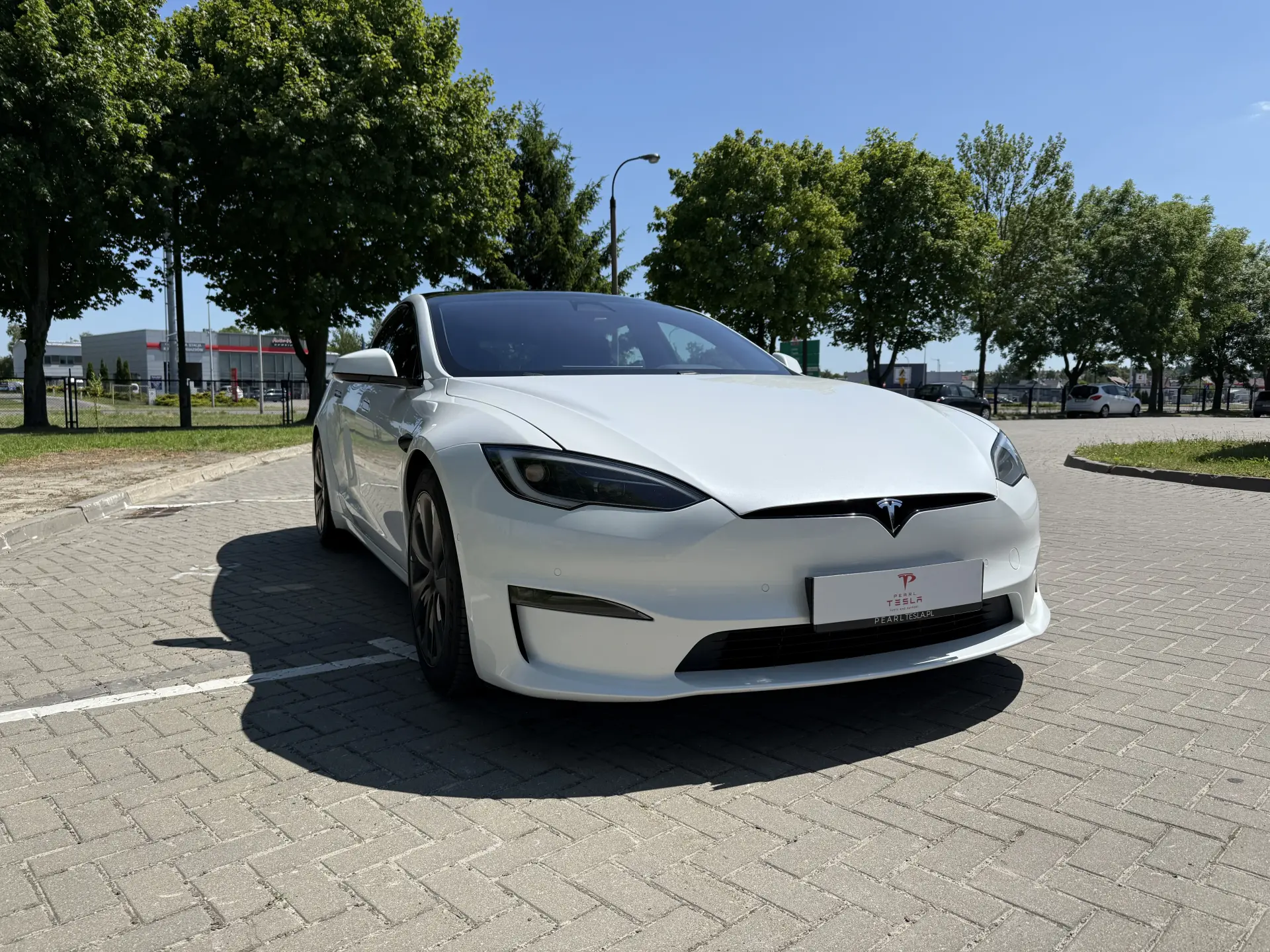 Czarna Tesla Model Y na parkingu