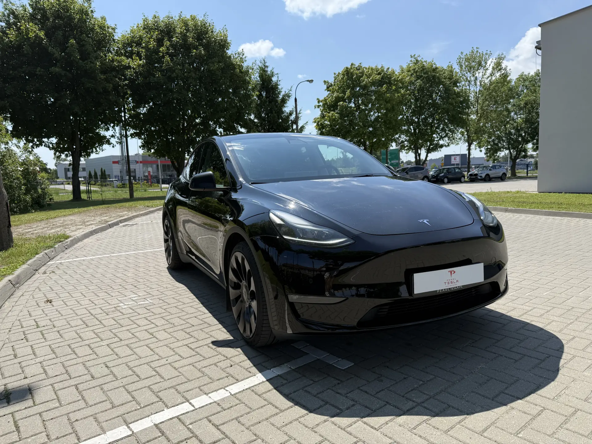 Biała Tesla Model 3 z widokiem na przód