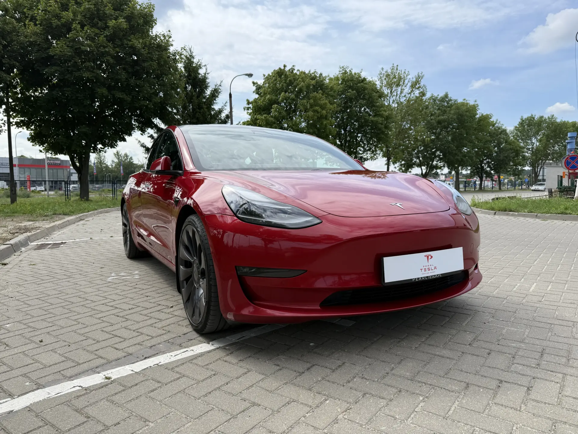 Czerwona Tesla Model S z pakietem stylizacyjnym
